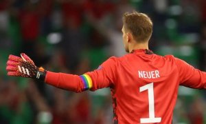 El portero de la selección de fútbol de Alemania, Manuel Neuer, con el brazalete arcoíris.