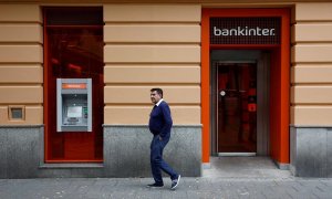 Un hombre pasa por delante de una oficina de Bankinter, en Madrid. REUTERS/Juan Medina