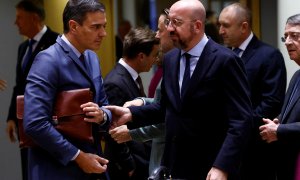 El presidente Pedro Sánchez, habla con el presidente del Consejo Europeo , Charles Michel, durante la cumbre de líderes de la Unión Europea en Bruselas, Bélgica, el 20 de octubre de 2022