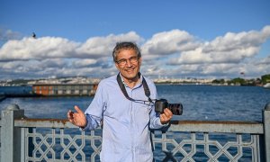 El escritor turco y premio Nobel Orhan Pamuk posa en el puente de Gálata, en una imagen de archivo de mayo de 2020, en Estambul