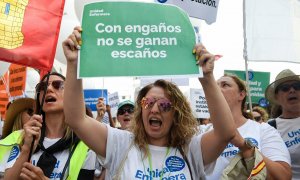 18/06/2022 Una mujer sostiene una pancarta durante una manifestación contra el “abandono” de la sanidad pública en Madrid