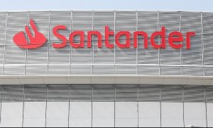 El logo del Banco Santander en uno de los edificios de su sede corporativa en la localidad madrileña de Boadilla del Monte. E.P./Ricardo Rubio