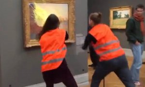 Los activistas contra el cambio climático lanzan puré de patata a un cuadro de Monet en el Museo Barberini de Potsdam.