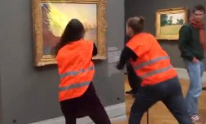 Los activistas contra el cambio climático lanzan puré de patata a un cuadro de Monet en el Museo Barberini de Potsdam.