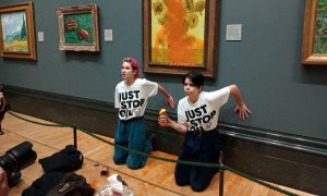 Activistas de Just Stop Oil pegan sus manos a la pared después de arrojar sopa a la pintura 'Sunflowers' de Van Gogh en la National Gallery de Londres, a 14 de octubre de 2022.