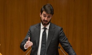 El portavoz de Vox en las Cortes, Juan García-Gallardo, interviene en el pleno del debate de investidura del candidato del PP a la Presidencia de la Junta de Castilla y León en el Hemiciclo de las Cortes de Castilla y León, a 11 de abril de 2022, en Valla