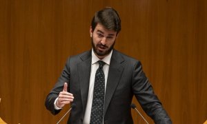 El portavoz de Vox en las Cortes, Juan García-Gallardo, interviene en el pleno del debate de investidura del candidato del PP a la Presidencia de la Junta de Castilla y León en el Hemiciclo de las Cortes de Castilla y León, a 11 de abril de 2022, en Valla