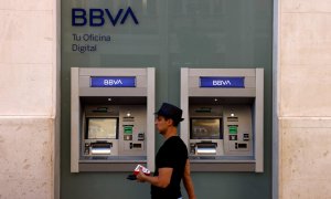 Un hombre pasa frente a los cajeros automáticos de una sucursal de BBVA en Málaga. REUTERS/Jon Nazca