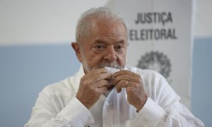 Beso de Lula Da Silva a su papeleta.