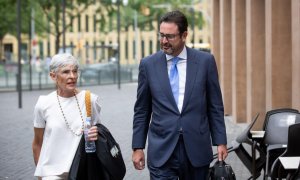 El excargo de Convergència Democràtica de Catalunya (CDC) David Madí sale acompañado de su abogada, Olga Tubau, de un juicio en el Juzgado de lo Penal Número 23 de la Ciutat de la Justicia, a 27 de julio de 2022, en Barcelona.