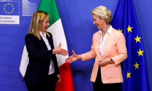 La primera ministra italiana, Giorgia Meloni, y la presidenta de la Comisión Europea, Ursula von der Leyen, se dan la mano en la sede de la Comisión de la UE en Bruselas, Bélgica, este 3 de noviembre de 2022.