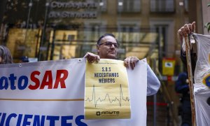 Médicos de urgencias extrahospitalarias de Atención Primaria participan este lunes en una concentración frente a la sede de la Consejería de Sanidad en Madrid.