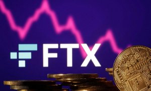 Montaje fotográfico representa la bancarrota de FTX y superpone el logo de la plataforma sobre un gráfico y una imagen de archivo de criptomonedas