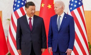 El presidente chino, Xi Jinping (izq), con su homólogo estadounidense, Joe Biden, antes de su reunión bilateral un día antes de la Cumbre del G-20 en Bali, Indonesia.  REUTERS/Kevin Lamarque