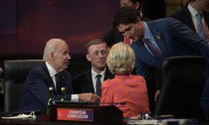 El presidente de los Estados Unidos, Joe Biden, conversa con la presidenta de la Comisión Europea, Ursula von der Leyen, y el primer ministro canadiense, Justin Trudeau, durante la Cumbre de Líderes del G20 en Bali, a 15 de noviembre de 2022.