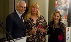 La artista y activistas transexual Cristina Rodríguez Yáñez (centro), junto al embajador de Italia en España, Stefano Sannino, y la presidente de la fundación Woman's Week, Carmen Mª García, durante una entrega de premios en 2018.