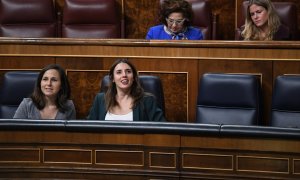 La líder de Podemos y ministra de Derechos Sociales, Ione Belarra (i), y la ministra de Igualdad, Irene Montero (d), en una sesión plenaria en el Congreso de los Diputados, a 23 de noviembre de 2022, en Madrid (España).