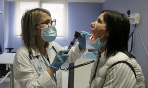 Una doctora del CAP Maresme de Mataró examina una pacient.