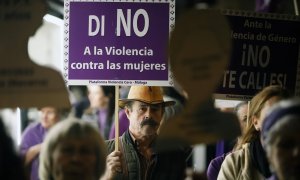 Miles de personas recorren las calles de la capital en la manifestación del 25N por la eliminación de la violencia contra las mujeres, a 25 de noviembre de 2022 en Málaga (Andalucía, España). Miles de personas han participado en las manifestaciones convoc
