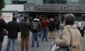 Colas de espera en las inmediaciones del Hospital Universitario de La Paz para hacerse un test de antígenos de Covid-19, a 23 de diciembre de 2021, en Madrid, (España).