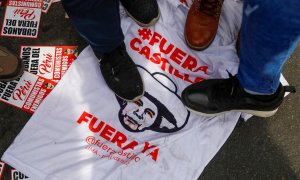 Varias personas pisotean una camieseta que lleva estmpado la frase "Fuera Castillo", en una protesta tras la destitución del presidente peruano Pedro Castillo por el Congreso del país, en Lima. REUTERS/Alessandro Cinque