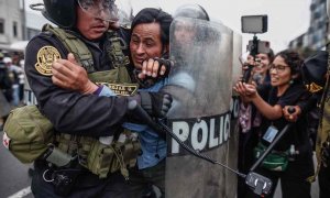 Manifestantes que respaldan al destituido presidente Pedro Castillo enfrentan a la Policía, a las afueras de la Prefectura de Lima, donde permanece detenido el ahora expresidente, hoy, en Lima (Perú).