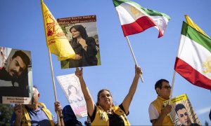Varias personas se manifiestan con banderas de Irán y retratos de Mahsa Amini en apoyo a las protestas en el país, frente al Capitolio de los Estados Unidos