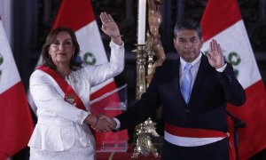La presidenta de Perú, Dina Boluarte, toma juramento al ministro del Interior, César Cervantes Cárdenas.
