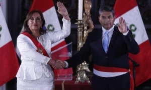 La presidenta de Perú, Dina Boluarte, toma juramento al ministro del Interior, César Cervantes Cárdenas.