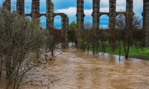 Imagen del río Albarregas a su paso por Mérida bajo el acueducto romano de Los Milagros -13/12/2022