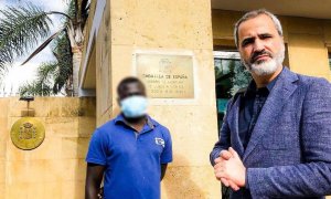 El joven sudanés Basir (nombre ficticio para proteger su identidad) junto a su abogado Arsenio G. Cores en la Embajada de España en Marruecos, a 13 de diciembre de 2022.