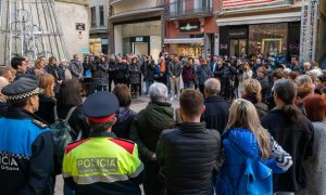 Varias personas participan este sábado en Lleida en el minuto de silencio en repulsa por el asesinato a manos de un hombre de 40 años acusado de matar a su pareja, a 17 de diciembre de 2022.