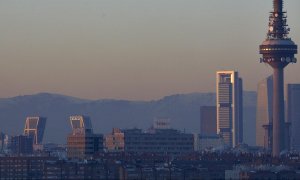 Capa de contaminación sobre la ciudad desde el Cerro del Tío Pío en Madrid (España), a 18 de enero de 2021. Madrid lleva desde ayer en escenario 1 de su protocolo anticontaminación y continuará así mínimo hasta mañana martes incluido.
