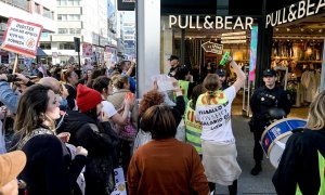 Varias trabajadoras se manifiestan frente a una tienda Pull & Bear durante la jornada de huelga de las tiendas de Inditex en A Coruña, a 25 de noviembre de 2022.