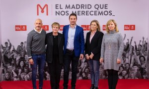 El secretario general del PSOE de Madrid, Juan Lobato, junto a otros integrantes de la federación socialista madrileña.
