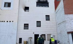 Imagen del edificio incendiado en Collado Villalba (Madrid), donde residían al menos 15 familias que ocupaban el inmueble vacío propiedad de la Sareb.