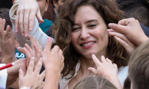 La presidenta de la Comunidad de Madrid, Isabel Díaz Ayuso, se despide de los alumnos a su salida del colegio bilingüe San Agustín Los Negrales de Guadarrama, a 11 de noviembre de 2022, en Guadarrama, Madrid (España).