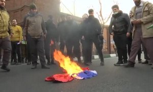 Decenas de iraníes protestan en la embajada de Francia en Teherán por las últimas publicaciones de Charlie Hebdo