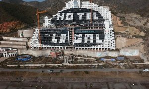 Activistas de Greenpeace frente a las obras del hotel de El Algarrobico en Almería. Imagen de Archivo.