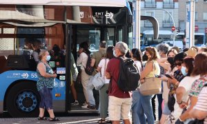 Varias personas, con mascarilla, hacen cola para subir a un autobús de la Empresa Municipal de Transportes madrileña (EMT), a 1 de septiembre de 2022, en Madrid (España).