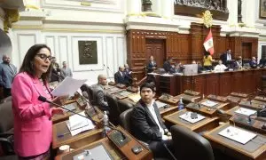 El pleno del Congreso de Perú aprobando la propuesta de reconsiderar la fecha de adelanto de las elecciones generales en el país para este año.