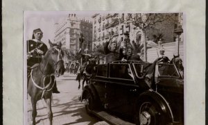 El general Francisco Franco, acompanyat del general Fidel Dávila, ministre de la Guerra i cap del Ejército del Norte, desfilen en cotxe descobert per la Diagonal, al principi del 'gran desfile de la Victoria'.