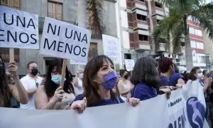 Varias personas con carteles en los que se lee: "Ni una menos", participan en una concentración feminista en la Plaza de la Candelaria en repulsa por "todos los feminicidios", a 11 de junio de 2021