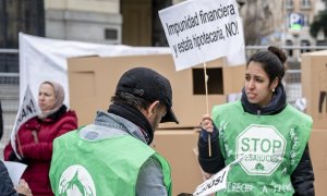 Varias personas de la Plataforma de Afectados por la Hipoteca durante una concentración, frente al Congreso de los Diputados. E.P./A. Pérez Meca