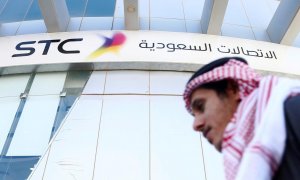 Un hombre pasa por delante de las oficinas de la operadora saudí de telecomunicaciones STC, en Riad, la capital de Arabia Saudita. REUTERS/Faisal Al Nasser