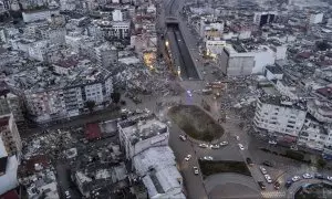 Vista aérea con un dron de una zona devastada por el terremoto, con varios edificios derrumbados, en la ciudad turca de Iskenderun este 7 de febrero de 2023.