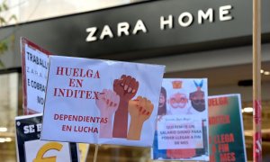 Trabajadores se manifiestan frente a una tienda Zara Home durante la huelga de las tiendas de Inditex en A Coruña, a 25 de noviembre de 2022.