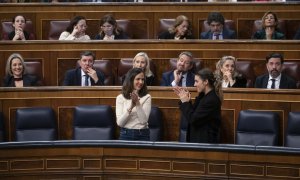 09/02/2023.- Las ministras de Derechos Sociales, Ione Belarra (c), y de Igualdad, Irene Montero (d), aplauden tras aprobarse el proyecto de ley de bienestar animal. Fernando Villar, EFE