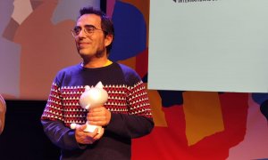 Marc Charles, editor de la revista, recollint el premi al millor còmic alternatiu al Festival d'Angulema.