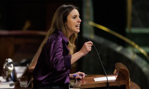 La ministra de Igualdad, Irene Montero, interviene durante una sesión plenaria, en el Congreso de los Diputados, a 8 de marzo de 2023, en Madrid (España). El PP y Vox centran hoy, Día de la Mujer, sus preguntas al presidente del Ejecutivo para pedirle exp